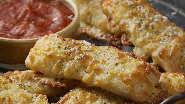 Cheesy breadsticks and marinara