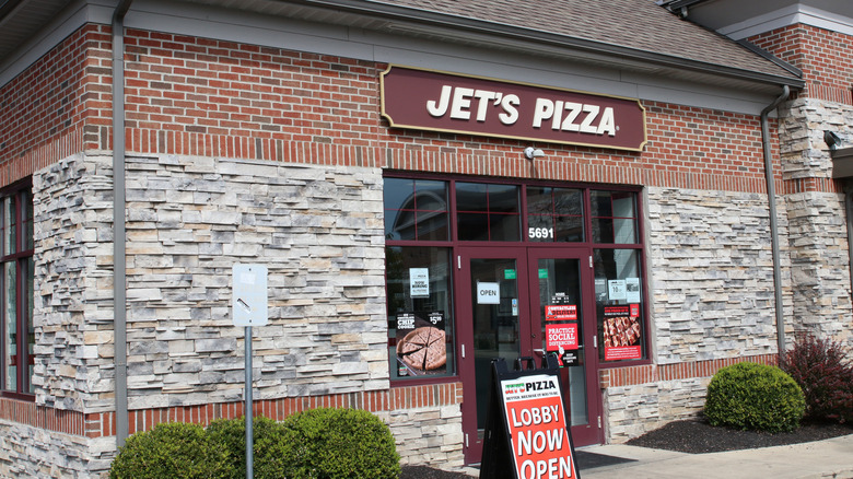 Exterior shot of a Jet's Pizza