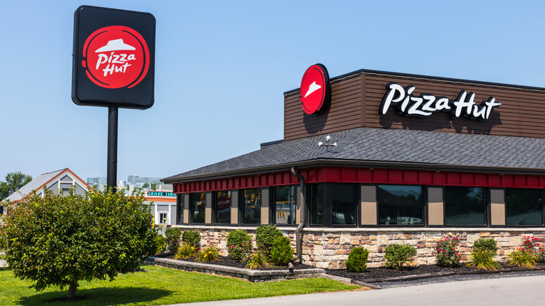 A Pizza Hut restaurant exterior