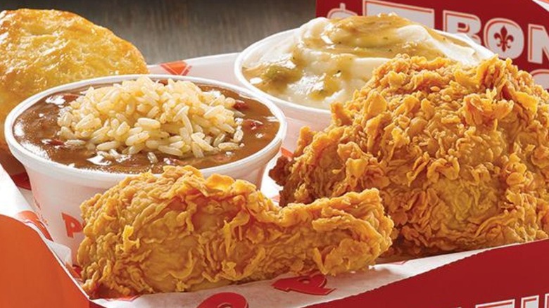 https://www.mashed.com/img/gallery/popeyes-just-brought-back-this-fan-favorite-chicken-box/intro-1641950146.jpg