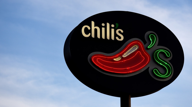 Chili's restaurant sign