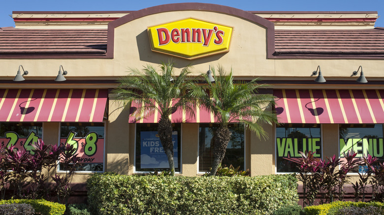 Front of a Denny's restaurant in Florida
