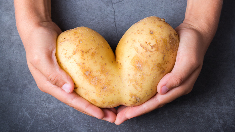 potato heart shape in hands