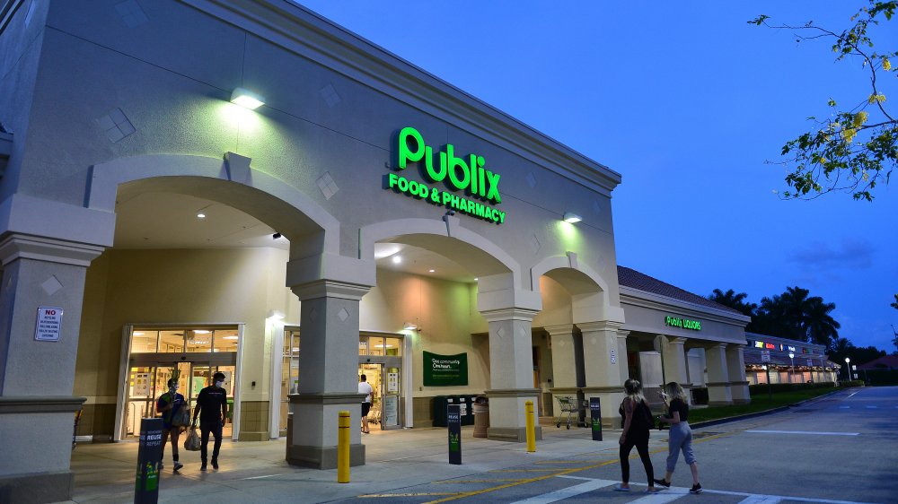 Publix with customers wearing face masks