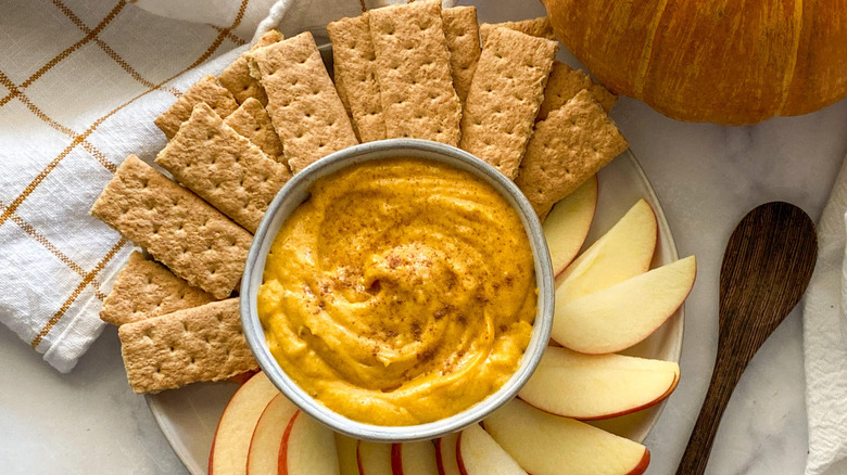 pumpkin pie dip with diippers 