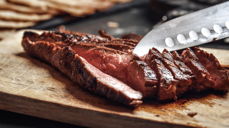   gegrilltes Flankensteak in Scheiben geschnitten