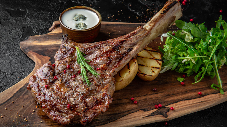   stek ribeye tomahawk