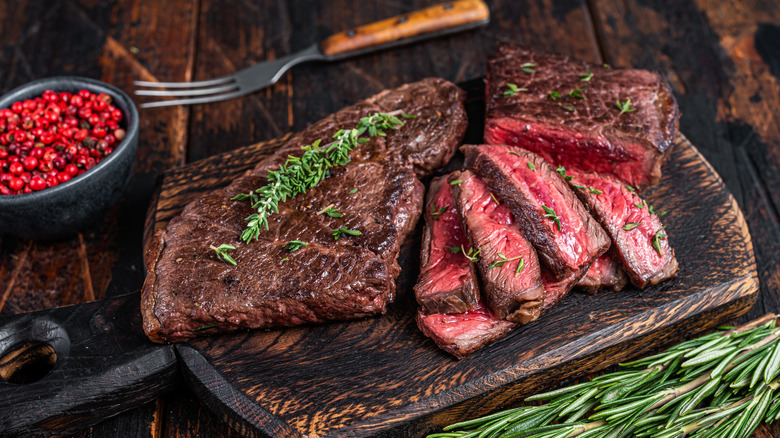   Steak zo sukne nakrájaný na drevenej doske