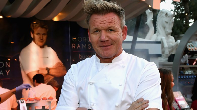 gordon ramsey holding knife, famous chef gordon