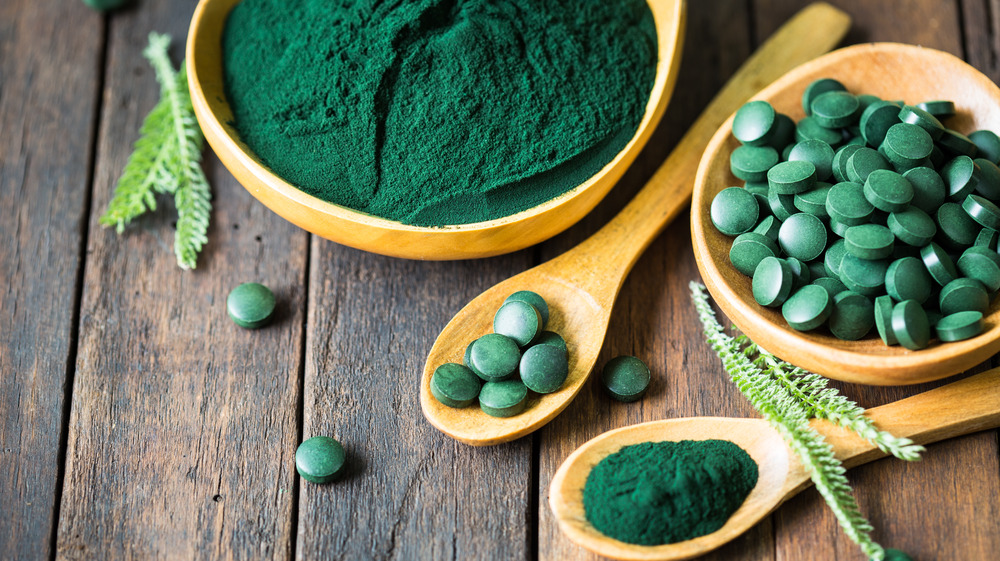 Spirulina powder and tablets