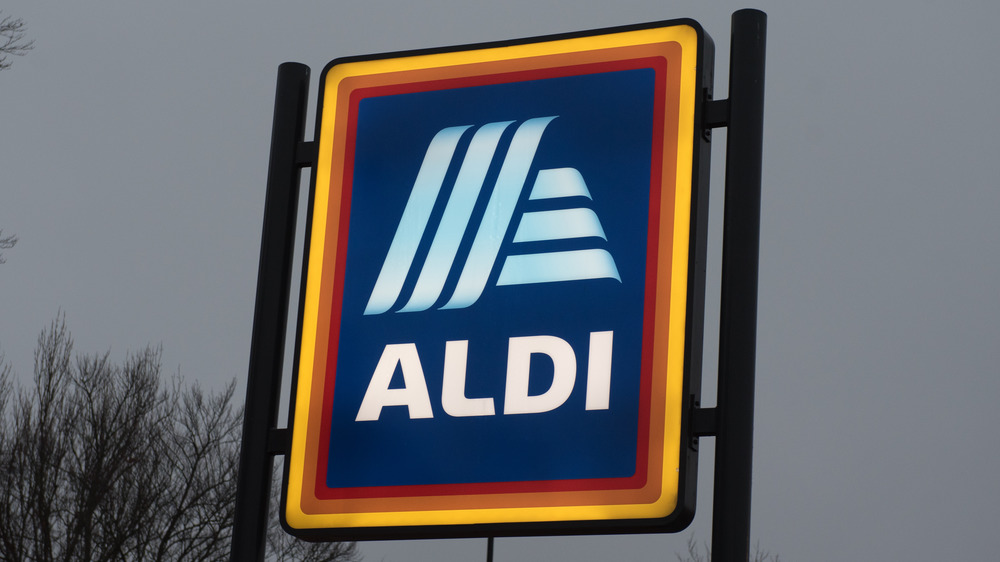 Aldi sign against gray sky