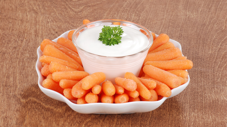 baby carrots with creamy dip