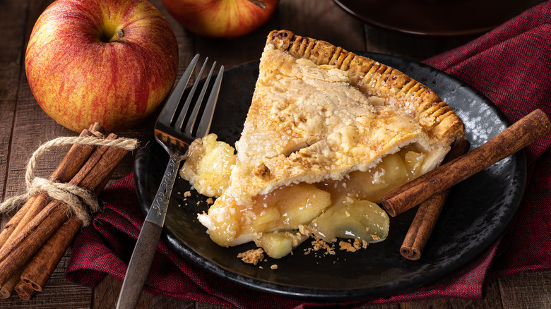 Read This Before Using Aluminum Foil To Bake Apple Pie