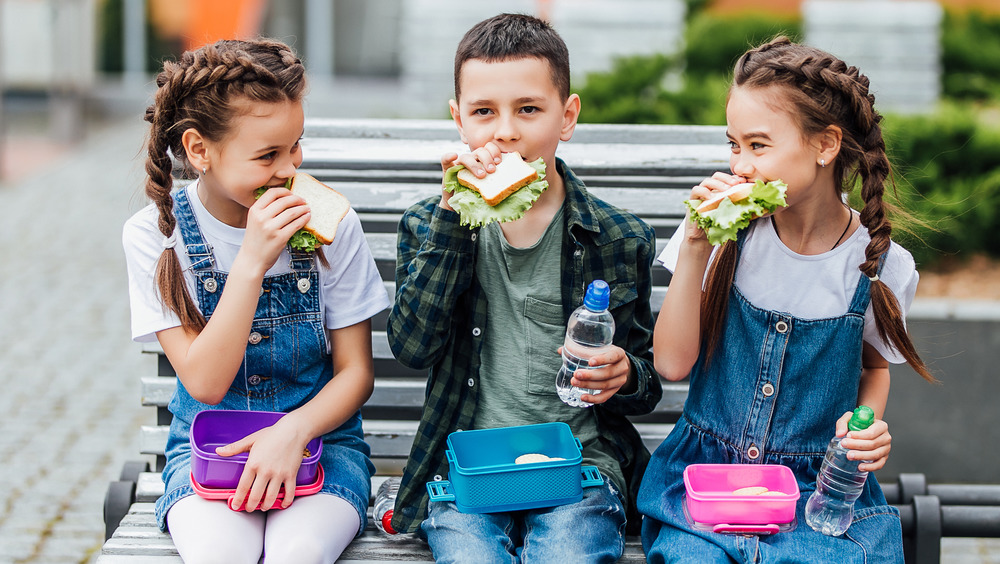 kids eating lunch school lunch boxes