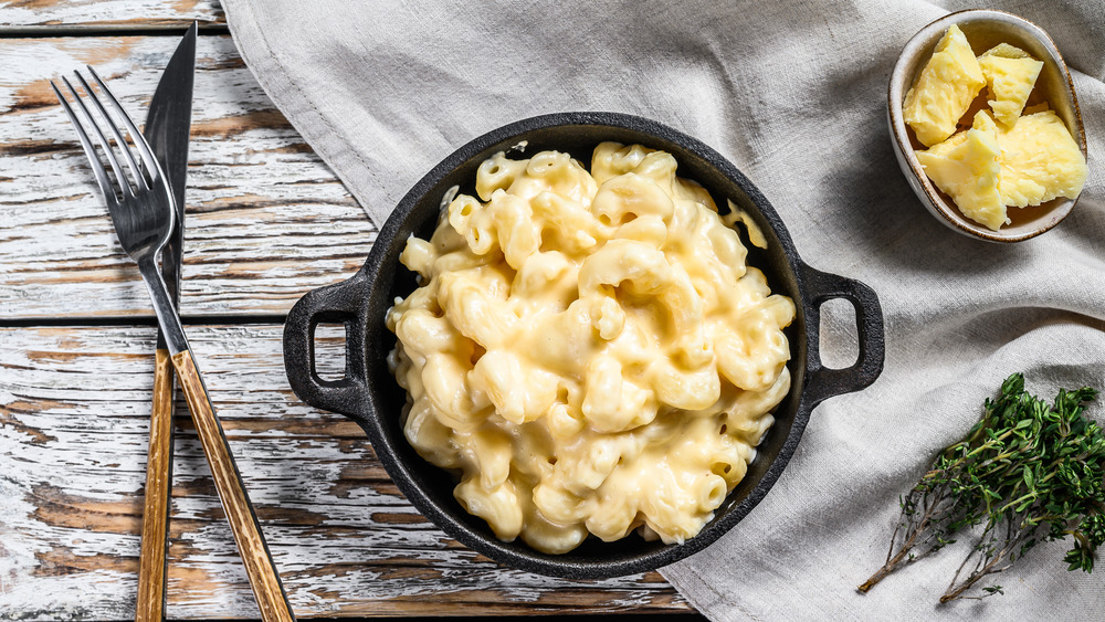 skillet of mac and cheese
