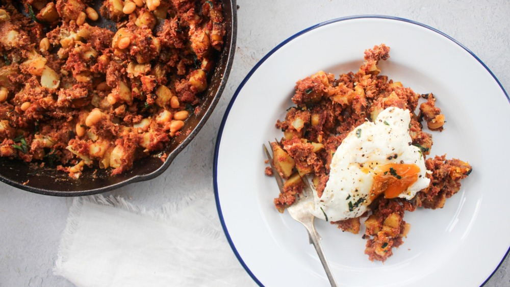 skillet corned beef hash topped with egg on a plate