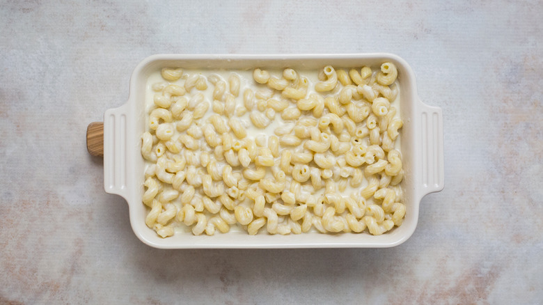 macaroni and cheese in dish