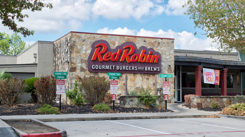 exterior of Red Robin restaurant