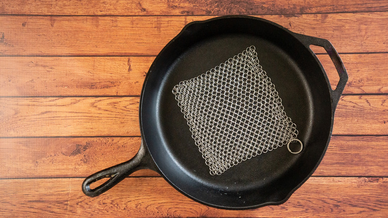 cast iron pan with chainmail scrubber