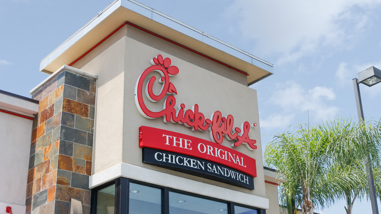  „Chick-fil-A“ parduotuvės vitrinoje