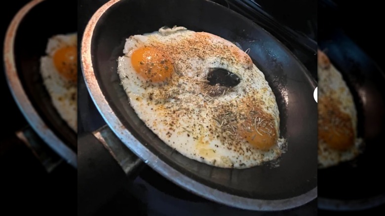 Eggs in pan