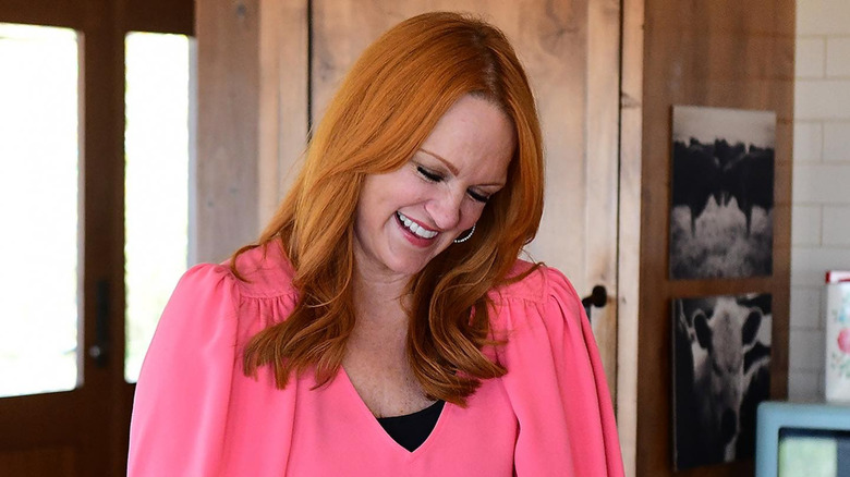   Ree Drummond yllään vaaleanpunainen