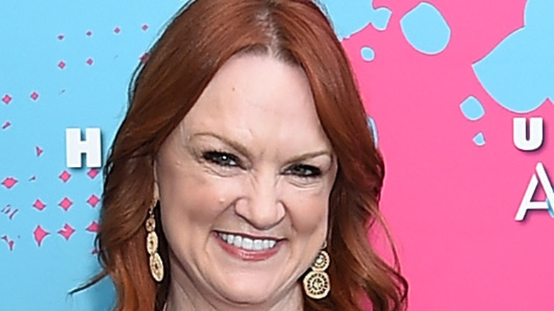 Ree Drummond smiling in front of a blue and pink screen