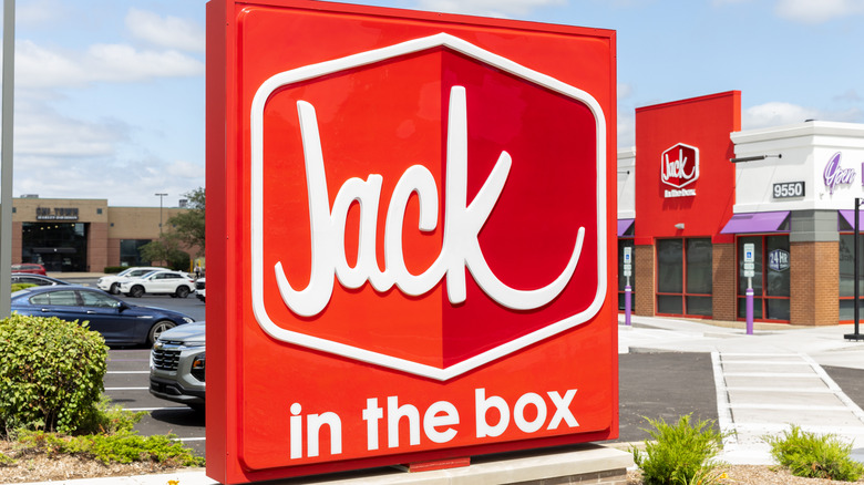 Sign from Jack in the Box in front of the restaurant in Illinois