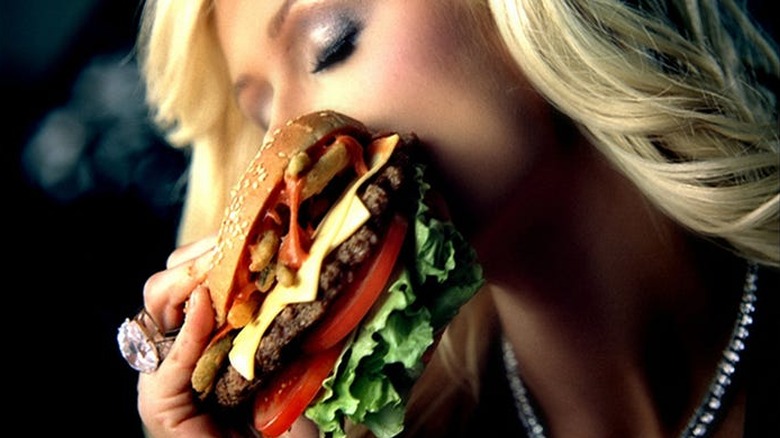 Paris Hilton eating burger