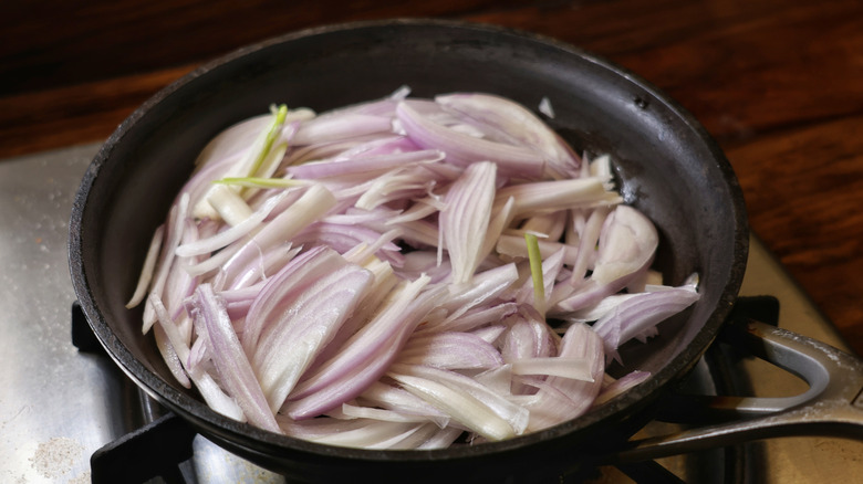 small skillet of sliced shallots
