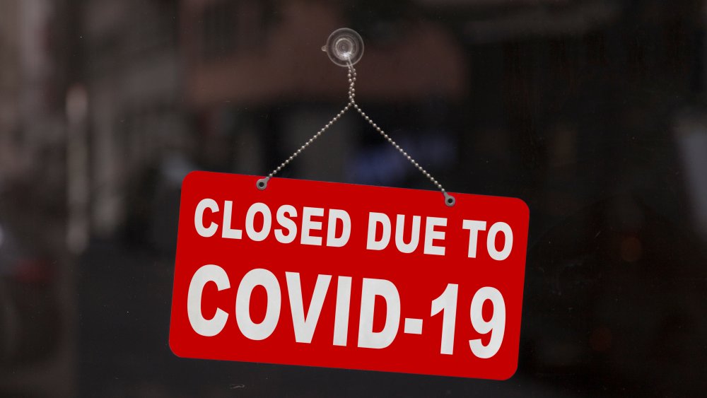 Closed due to Covid-19 sign on a door