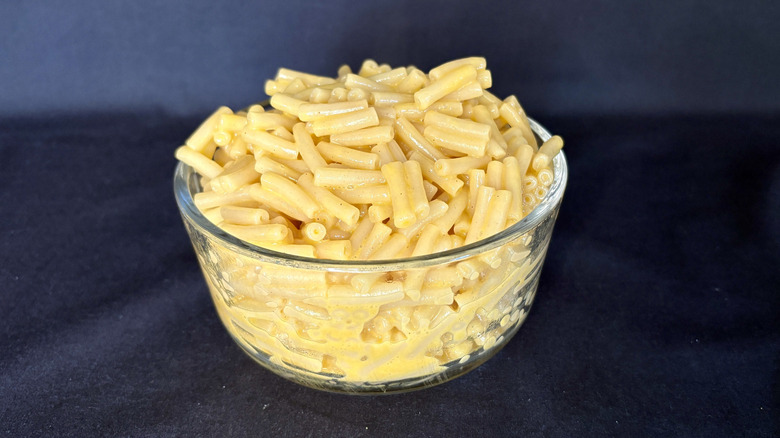 macaroni and cheese in glass bowl