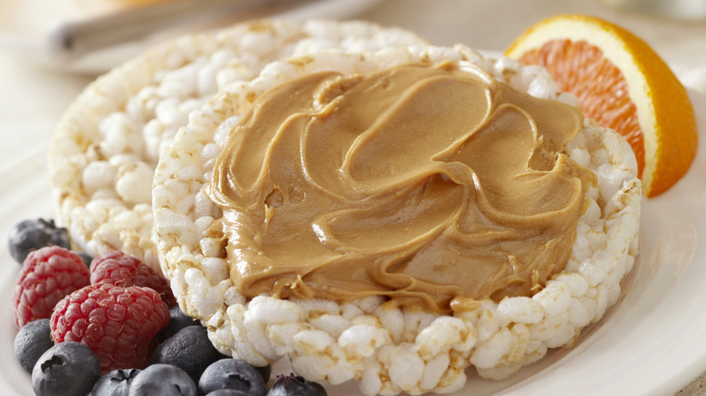 Rice cakes with peanut butter and fruit