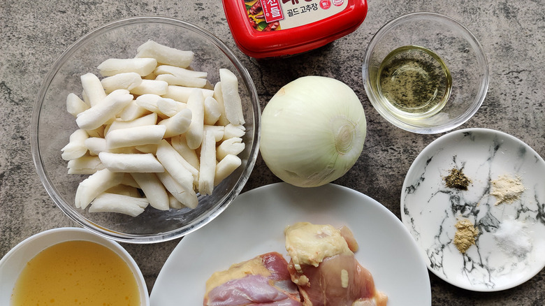 Ingredienti Tteokbokki messi in tavola