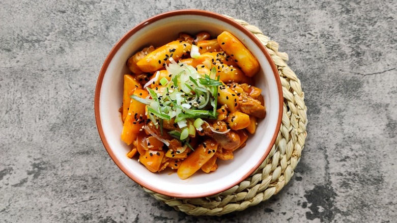 A bowl of tteokbokki