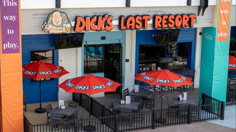 An aerial photo of a Dick's Last Resort restaurant patio