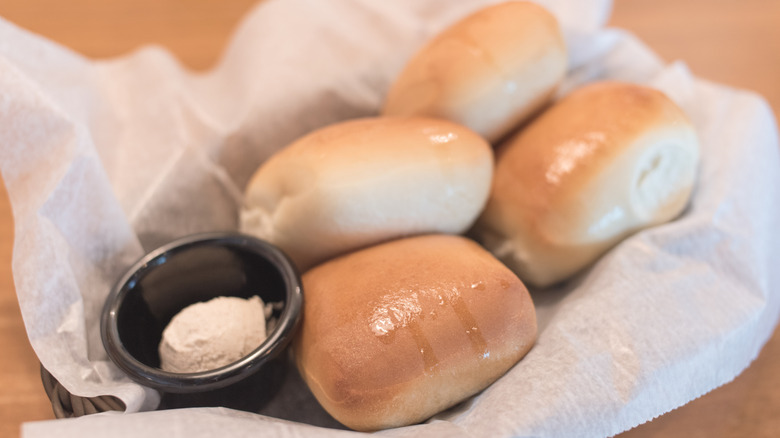 basket of Texas Roadhouse rolls