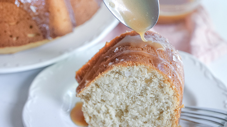 bundt cake with caramel sauce