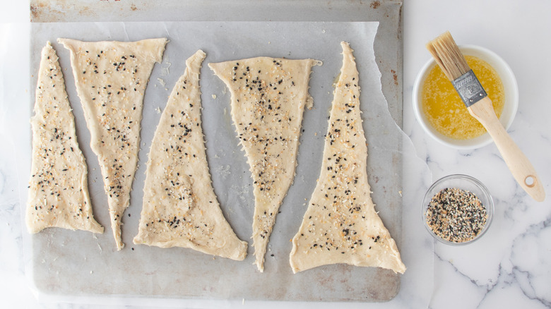 crescent roll triangles with seasonings