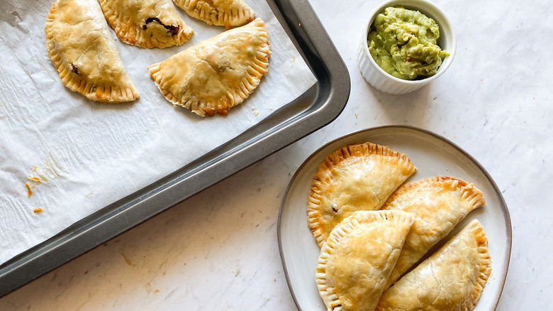 diverse empanadas di manzo con salsa verde