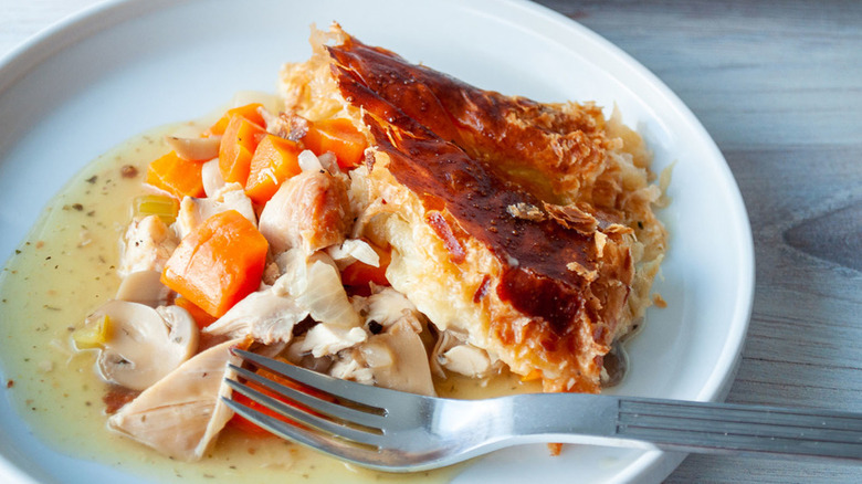 tortino di pollo su un piatto con una forchetta