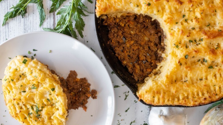pasticcio di pastore in padella di ghisa e su un piatto