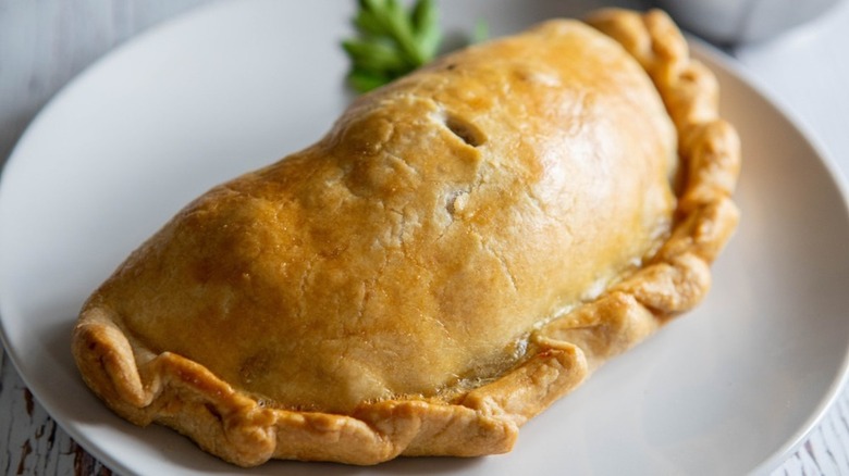 bistecca preparata e patè di patate su un piatto con contorno