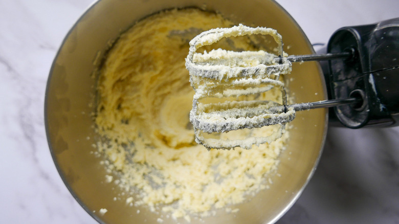 pastella per torte nella ciotola del mixer