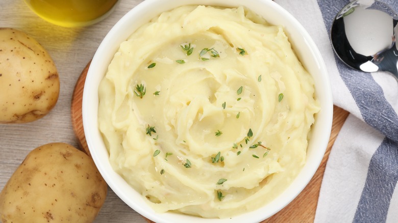 Bowl of mashed potatoes