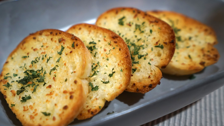 A plate of garlic bread.