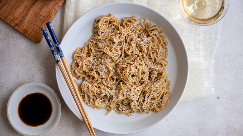 sesame peanut ramen noodles