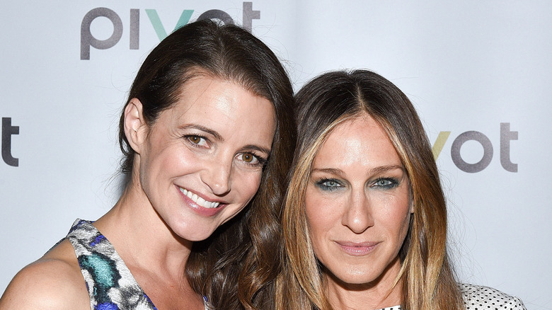 Sarah Jessica Parker and Kristin Davis smiling on a red carpet