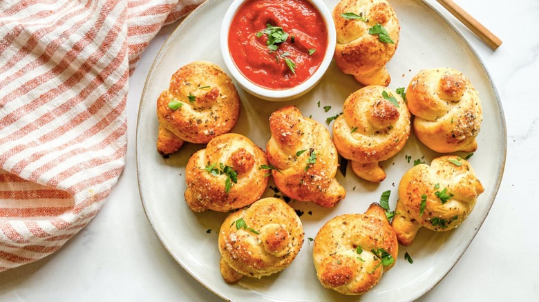 garlic knots with marinara sauce