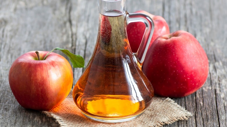 Apple cider vinegar and apples